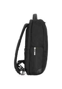 Mochila negra de tela con un perfil delgado, superficie texturizada, bolsillo lateral con cremallera y correas ajustables acolchadas para mayor comodidad.