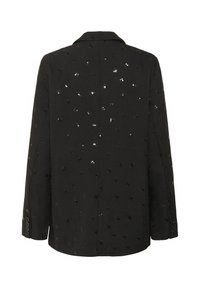 Schwarzer Blazer aus strukturiertem Stoff mit verstreuten schwarzen Pailletten. Er hat einen einzelnen Rückenschlitz und Knopfmanschetten. Einfaches Kragen-Design.