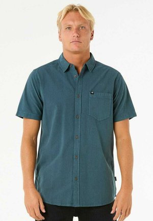 Camicetta a maniche corte in tessuto verde acqua, con taschino sul petto, bottoni marroni e un design del colletto casual.
