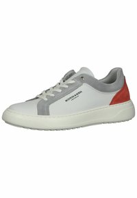 Weiße Sneaker mit grauen Wildleder-Akzenten und rotem Fersenbereich. Mit abgerundetem Zehenbereich, Schnürung vorne und texturiertem Gummisohle. Markenlogo an der Seite.