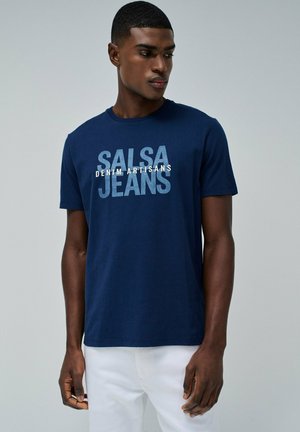 Camiseta de algodón azul marino de manga corta y cuello redondo, con "SALSA JEANS" y "DENIM ARTISANS" impresos en texto grueso en blanco y gris.