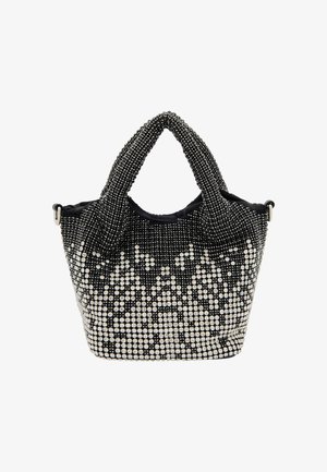 Sort og sølv perlehandtaske med dobbelte håndtag, der har en tekstureret overflade og et diamantmønster skabt af perlerne.