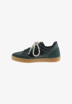 Sneaker in suede e pelle verde con suola in gomma, lacci bianchi e cuciture a contrasto. Design low-top con collo imbottito.
