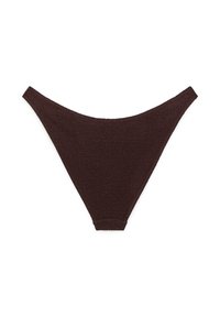Bas de bikini taille haute texturé marron foncé sur fond blanc, mettant en valeur un design minimaliste de maillot de bain.