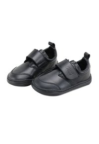 Zapatos de cuero negro con punta redondeada, una correa de velcro en la parte superior, acentos texturizados y una pestaña en el talón para facilitar su uso.