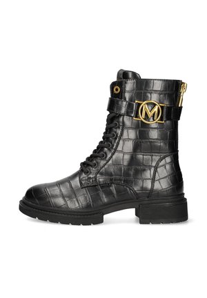 Bottes de cheville en cuir noir avec texture crocodile, gantrage doré, lacets à l'avant et fermeture éclair sur le côté. Caractéristiques une sangle décorative avec un détail de logo.