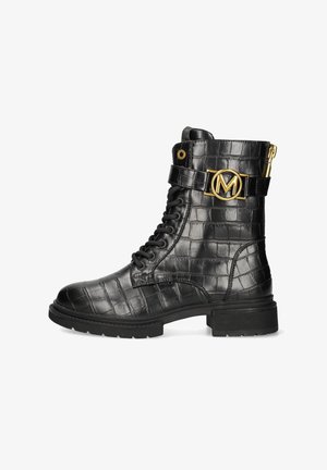 Botas de cuero negro hasta el tobillo con textura de cocodrilo, herrajes dorados, parte delantera con cordones y cremallera lateral. Presentan una correa decorativa con detalle de logo.