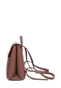 Sac à main en cuir marron avec une forme structurée, une texture lisse et des bretelles ajustables. Il possède un rabat pliable et des accents en matériel doré.