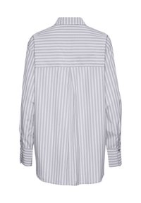 Chemise à manches longues rayée grise et blanche avec un col, un pli au dos et des poignets à boutons. Elle présente un tissu à texture lisse.