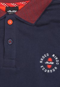 Marineblauw poloshirt met een gestructureerde rode kraag, oranje accenten, een knoopsluitingen met drie knopen en een geborduurd logo met "ANDES MINDO ECUADOR."