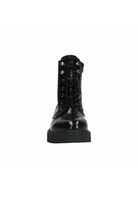 Zwarte lakleren combatboots met gouden oogjes, veters en een zijrits, met een robuuste zwarte zool en een gestructureerd oppervlak.
