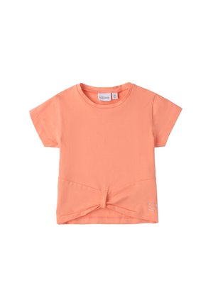 T-shirt court en corail à manches courtes, en coton doux, avec un détail nœud à l'avant et un petit logo décoratif dans le coin inférieur.