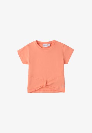 Camiseta de manga corta color coral hecha de algodón suave, con un detalle de nudo en el frontal y un pequeño logo decorativo en la esquina inferior.