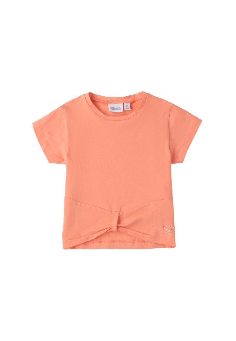 Camiseta de manga corta color coral hecha de algodón suave, con un detalle de nudo en el frontal y un pequeño logo decorativo en la esquina inferior.