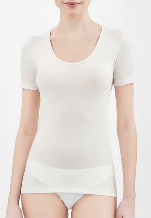 Top bianco a maniche corte in tessuto leggero e texturizzato, con scollatura a barchetta e silhouette aderente, caratterizzato da dettagli di cucitura discreti.