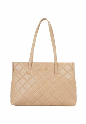 Beige Ledertasche mit diamantgestepptem Muster, zwei flachen Trägern und goldenem Logo-Akzent auf der Vorderseite. Glatte Textur, strukturierte Form.