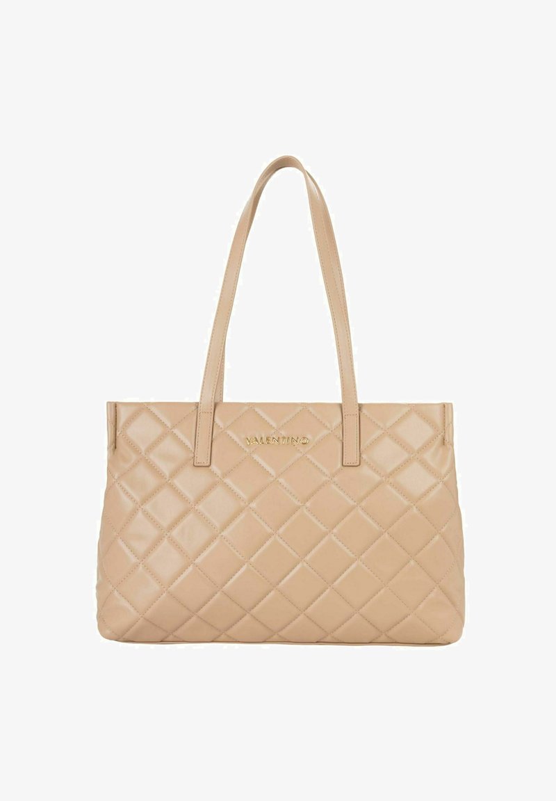 Sac cabas en cuir beige avec motif matelassé en losanges, doubles poignées plates et logo doré en avant. Texture lisse, forme structurée.