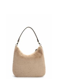 Sac à main en fausse fourrure beige avec une forme incurvée, doté d'une sangle en cuir noir et de garnitures en métal doré. Texture douce dans l'ensemble.