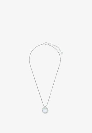 Collana in argento con ciondolo rotondo al centro, caratterizzato da un'opalescenza bianca e accenti incisi lungo il bordo. Lunghezza regolabile.