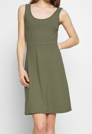 Olivijn groen geribbelde jurk met een ronde halslijn en mouwloos ontwerp. Heeft een getailleerd lijfje en een losvallende rok, gemaakt van een zachte, gestructureerde stof.