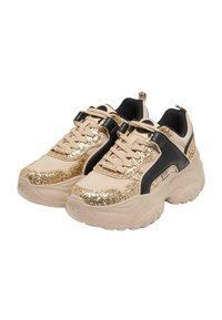 Paksud sneakersid, beežist kangast, kuldse sära aktsentide ja musta nahast külgdetailiga. Pakstoel ja nööritav esiosa disain.
