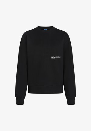 Sudadera negra de suave mezcla de algodón, con cuello redondo, puños de canalé y un pequeño logo blanco en la parte superior izquierda del pecho.