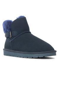 Las botas de tobillo de ante de color azul marino cuentan con un borde de piel sintética, una correa con hebilla y una suela de goma texturizada para mayor agarre.