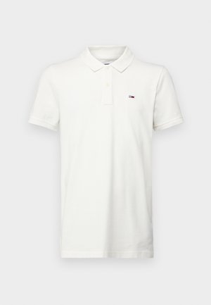 Polo shirt bianco in cotone con colletto classico, maniche corte e un piccolo logo ricamato sul petto con dettagli rossi, bianchi e blu.