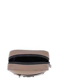 Pochette in pelle marrone con texture, chiusura a zip, all'interno nera e forma arrotondata. Due scomparti con zipper per l'organizzazione.