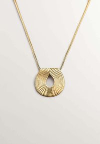 Collar de pedante de oro con forma de lágrima, que presenta anillos superpuestos y un centro con corte en una cadena texturizada trenzada.