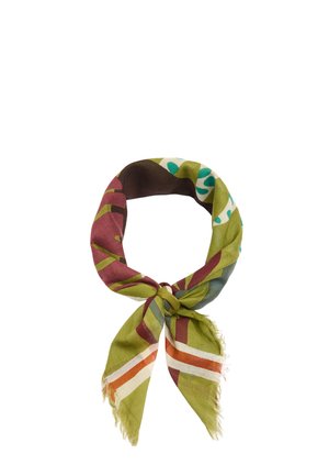 Kwadratowa chusta z zielonymi, brązowymi, czerwonymi, pomarańczowymi i niebieskimi abstrakcyjnymi kwiatowymi wzorami, związana luźnym węzłem z frędzlami na brzegach.