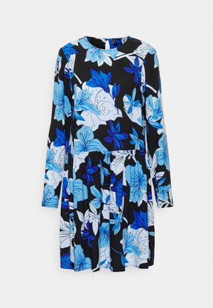 Vestido floral con mangas largas, base negra y patrones florales en azul y blanco. Presenta una cintura fruncida y escote redondo.