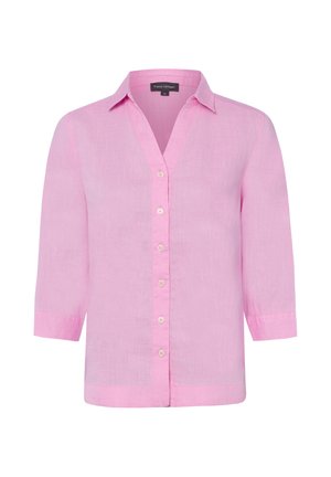 Jasnoróżowa koszula na guziki z kołnierzem i rękawami do połowy przedramienia, pokazana na białym tle.