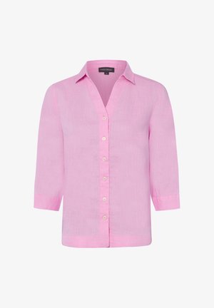 Lichtroze overhemd met knopen, kraag en driekwart mouwen, weergegeven op een witte achtergrond.