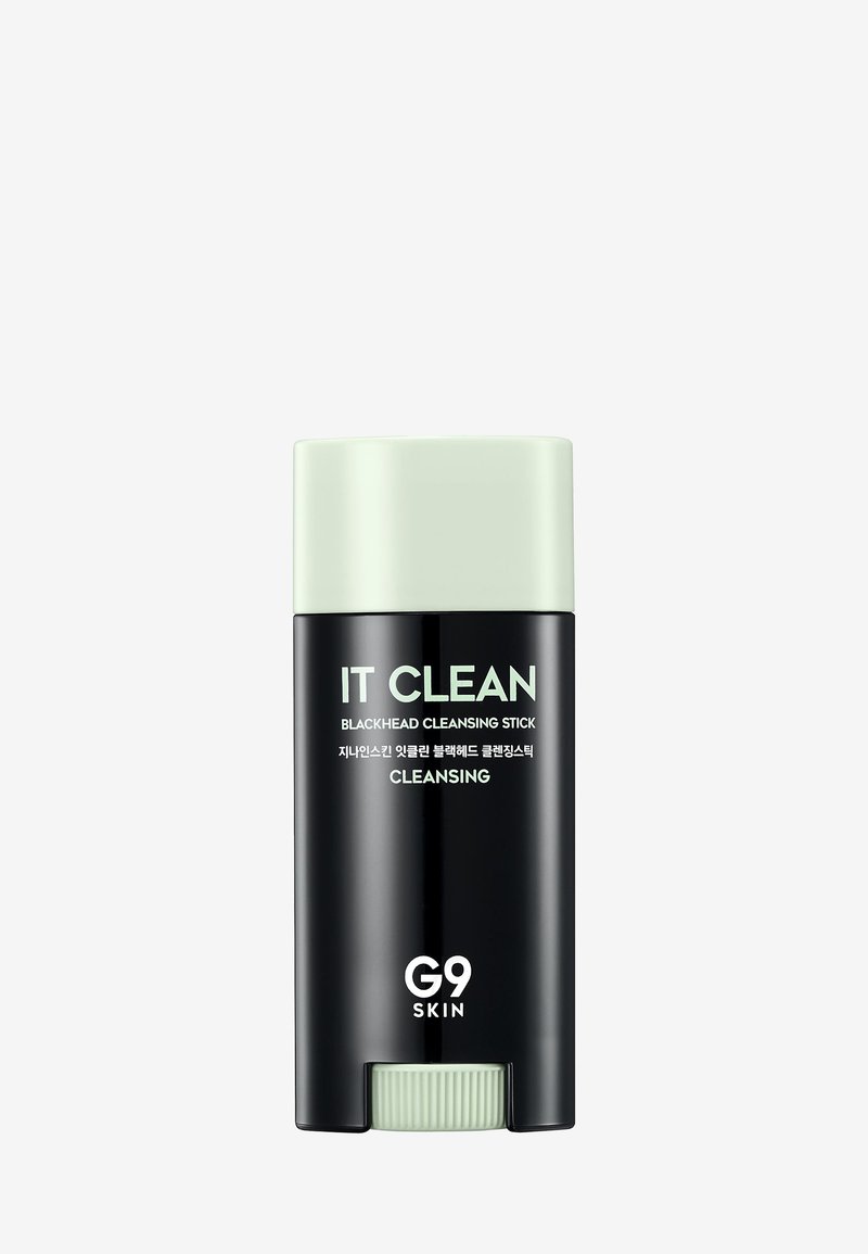Bâton de nettoyage des points noirs dans un tube noir avec des accents verts. L'étiquette indique "IT CLEAN G9 SKIN". Texture lisse, forme cylindrique.