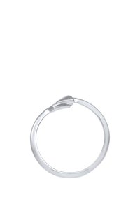 Silberner Ring mit einem glatten, abgerundeten Band und einem sich verjüngenden Design, das an einem Ende einen dezenten Punkt aufweist. Polierte Metalloberfläche.