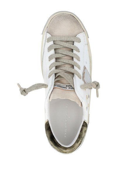 Baskets blanches et beiges avec des lacets noués, capuchon en suède et "Philippe Model Paris" imprimé à l'intérieur de la chaussure.