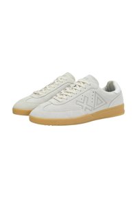 Sneaker bianche in suede con profilo basso, punta arrotondata e suola in gomma. Presentano un logo geometrico e chiusura con lacci.