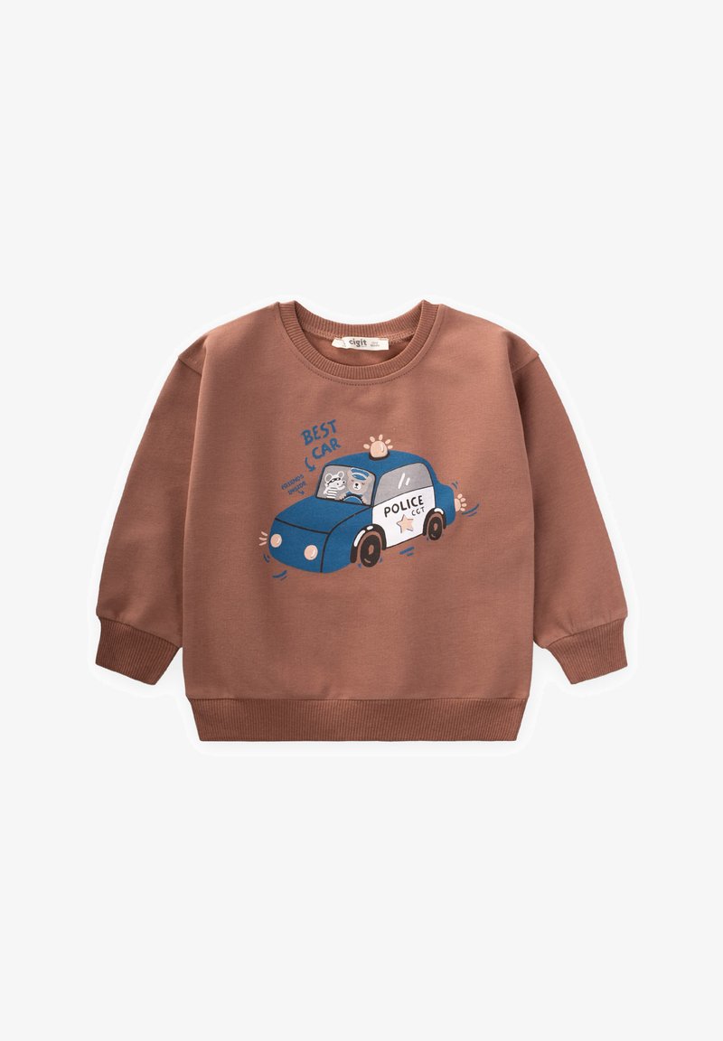 Brūns kokvilnas sporta krekls ar karikatūras policijas mašīnas grafiku, apaļu kaklu un ribotām piedurknēm, ar jautru tekstu "LABĀKAIS AUTO".