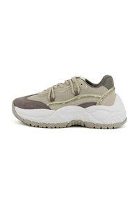 Klügiger beige und taupe Sneaker mit Mesh- und Wildlederpaneelen, weißer strukturierter Sohle und "Armani Exchange"-Markenlogo entlang des Seitenstreifens.
