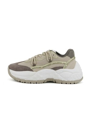 Baskets chunky beiges et taupes avec des panneaux en mesh et en daim, semelle texturée blanche et marque "Armani Exchange" le long de la bande latérale.