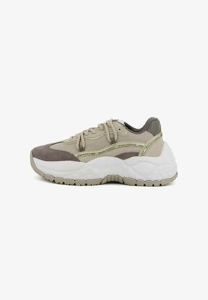Klügiger beige und taupe Sneaker mit Mesh- und Wildlederpaneelen, weißer strukturierter Sohle und "Armani Exchange"-Markenlogo entlang des Seitenstreifens.