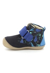 Schwarzer und blauer Kinderstiefel mit einem gemusterten Obermaterial, das maritime Motive zeigt, einem Klettverschluss und einer beigen Gummisohle.