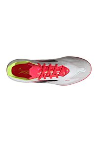 Hvid sportssko med pink accenter, sorte striber og en tekstureret overdel. Har en neongrøn indvendig kant og pink snørebånd. Letvægtsdesign.