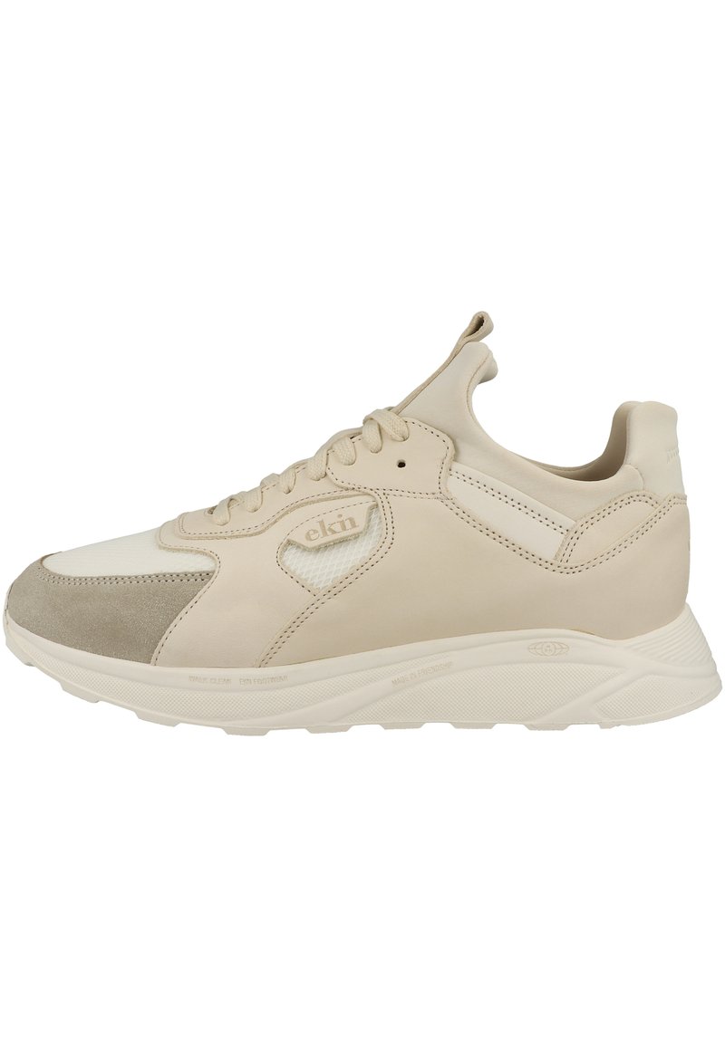 Zapatillas de cuero beige con acentos de ante, punta redondeada, cuello acolchado y secciones de malla para transpirabilidad. Suela de goma con agarre texturizado.