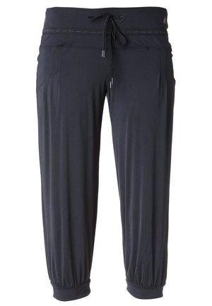 Czarne krótkie spodnie sportowe z wiązaniem w pasie, bocznymi kieszeniami i elastycznymi mankietami. Małe logo Adidas w pobliżu pasa.