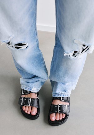 PULL&BEAR BLOCK SANDALS - Mules - black