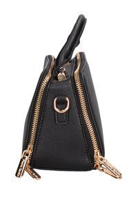 Borsa a tracolla nera in ecopelle con forma triangolare, zip dorate, manico superiore e un dettaglio decorativo in metallo sul lato.