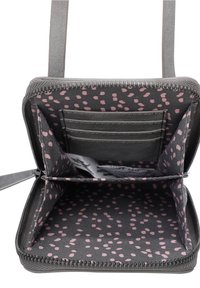 Šedá zipová peněženka s texturovaným vnějším povrchem, uvnitř s růžovým tečkovaným vzorem a několika přihrádkami na karty pro organizaci.