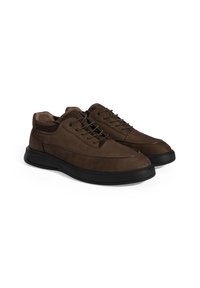 Bruine suède schoenen met een gladde textuur, ronde neus en zwarte rubberen zool. Beschikken over vetersluiting en subtiele stikdetails.
